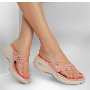 Skechers women’s GO WALK Arch Fit Rose Dazzle Size 9